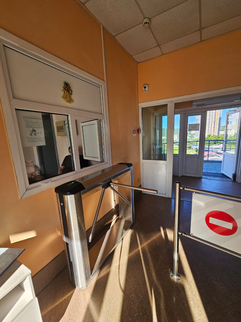 2.Проходная - предъявите паспорт