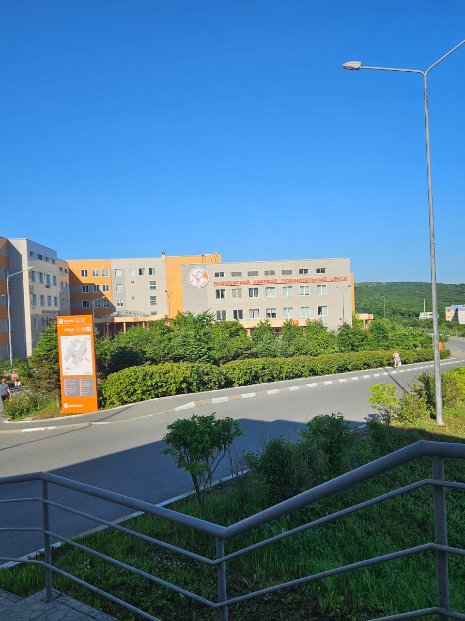 3.Следовать по тратуару во вход №6